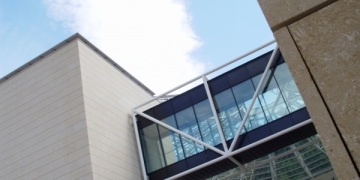 Fumar à porta de hospitais e escolas pode passar a ser proibido