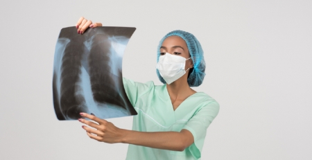 OMS pede que doentes que tiveram suspeita de pneumonia sejam testados para a COVID-19