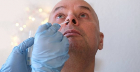Especialistas revelam que esfregaço nasal prevê a severidade da COVID-19