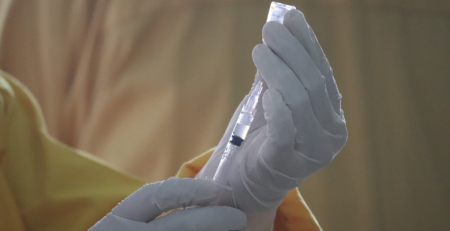 Vacina pneumocócica conjugada 15-valente aprovada para a prevenção da doença invasiva pneumocócica em bebés e crianças