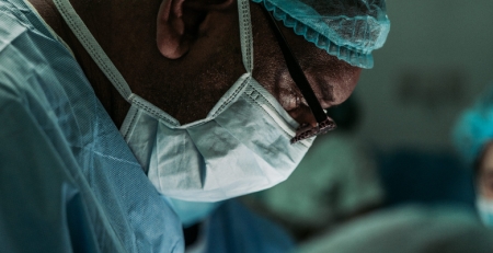 "É preciso garantir assistência aos doentes e condições de trabalho para os profissionais de saúde"