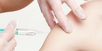 Vacina contra a gripe deveria ser gratuita a partir dos 60 anos, garante especialista