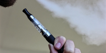 Adolescentes que utilizam cigarros eletrónicos têm maior propensão para consumir tabaco