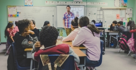 Compostos que existem no ar das escolas podem provocar rinite alérgica, revela estudo