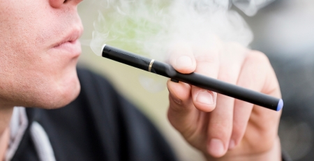 Cigarros eletrónicos aumentam riscos de infeção por coronavírus em cinco a sete vezes para jovens