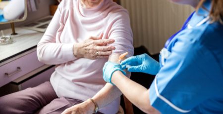 Vacinação contra a gripe bate recorde de adesão das pessoas com 85 e mais anos